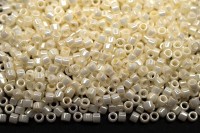 Бисер японский TOHO AIKO цилиндрический 11/0 #0122 кремово-белый, глянцевый непрозрачный, 5 грамм