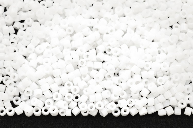 Бисер LY цилиндрический 1,6мм, #003 белый глянцевый, 5 грамм Бисер LY цилиндрический 1,6мм, #003 белый глянцевый, 5 грамм