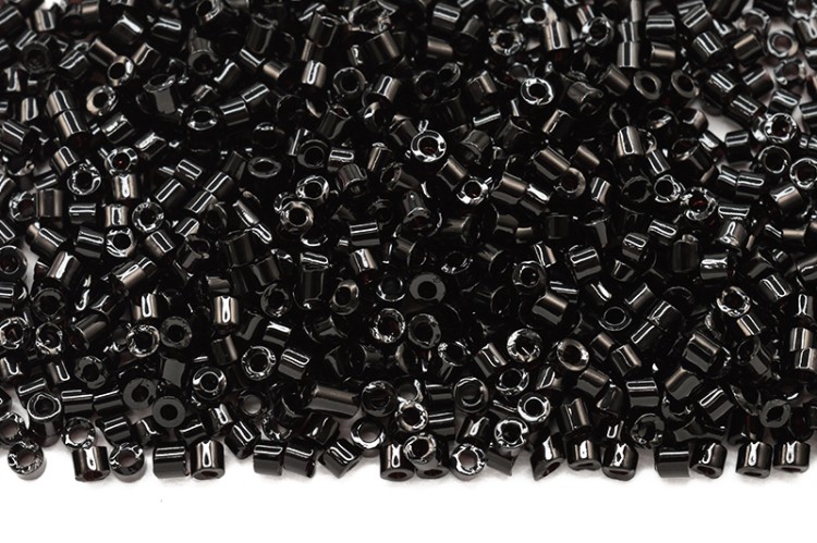 Бисер LY цилиндрический 1,6мм, #002 черный глянцевый, 5 грамм Бисер LY цилиндрический 1,6мм, #002 черный глянцевый, 5 грамм