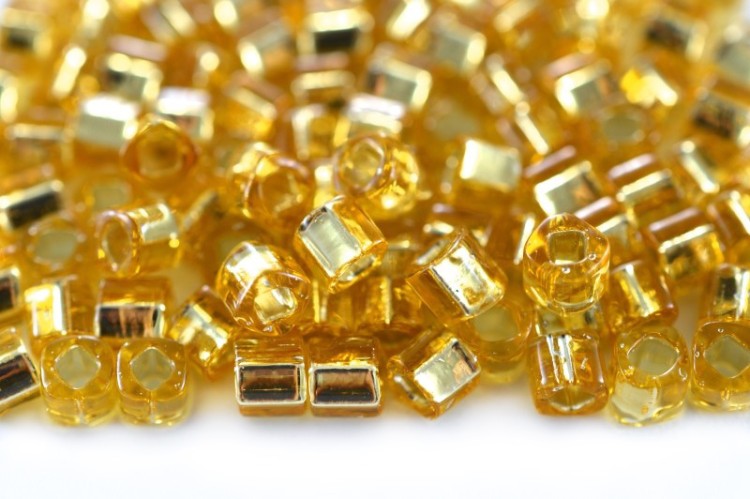 Бисер японский TOHO Cube кубический 4мм #0022B топаз, серебряная линия внутри, 5 грамм Бисер японский TOHO Cube кубический 4мм #0022B топаз, серебряная линия внутри, 5 грамм