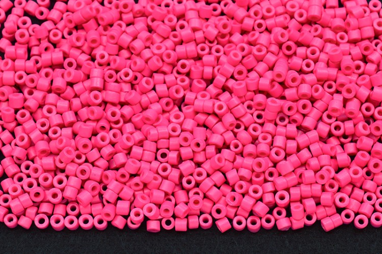 Бисер LY цилиндрический 1,6мм, #001 розовый глянцевый, 5 грамм Бисер LY цилиндрический 1,6мм, #001 розовый глянцевый, 5 грамм