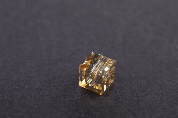 Бусина куб Swarovski 5601 #001 GSHAB 4мм Golden Shadow B, 5601-4-001-250, 1шт Бусина куб Swarovski 5601 #001 GSHAB 4мм Golden Shadow B, 5601-4-001-250, 1шт