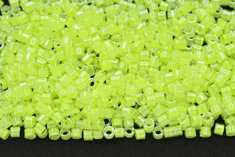 Бисер японский MIYUKI Delica цилиндр 10/0 DBM-2031 лайм, luminous, 5 грамм Бисер японский MIYUKI Delica цилиндр 10/0 DBM-2031 лайм, luminous, 5 грамм