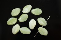 Бусина Листочек 14х10х4мм, цвет оливковый, непрозрачная, стеклянная, 735-004, 10шт