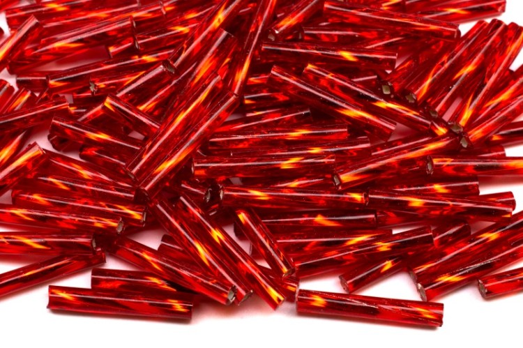 Бисер чешский PRECIOSA стеклярус 97070 15мм витой красный, серебряная линия внутри, 50г Бисер чешский PRECIOSA стеклярус 97070 15мм витой красный, серебряная линия внутри, 50г