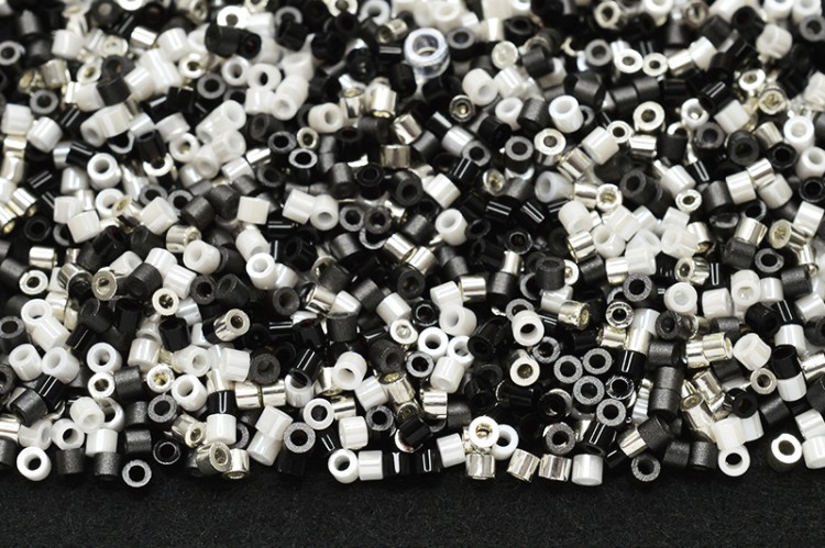 Бисер LinAng цилиндрический 1,6мм, #009 MIX-02 белый/черный, 5 грамм Бисер LinAng цилиндрический 1,6мм, #009 MIX-02 белый/черный, 5 грамм