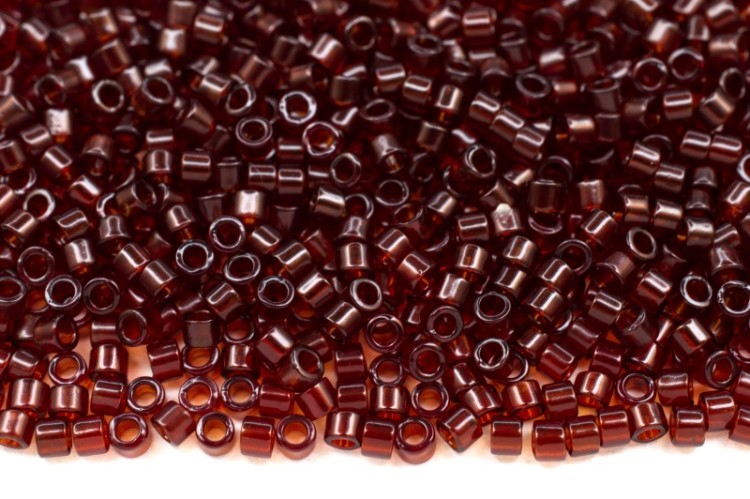 Бисер японский MIYUKI Delica цилиндр 11/0 DB-1102 темная клюква, прозрачный, 5 грамм Бисер японский MIYUKI Delica цилиндр 11/0 DB-1102 темная клюква, прозрачный, 5 грамм