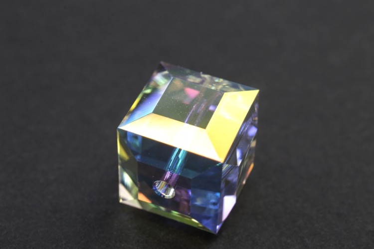Бусина куб Swarovski 5601 #001 ABB 10мм Crystal Aurore Boreale B, 5601-10-001-241, 1шт Бусина куб Swarovski 5601 #001 ABB 10мм Crystal Aurore Boreale B, 5601-10-001-241, 1шт