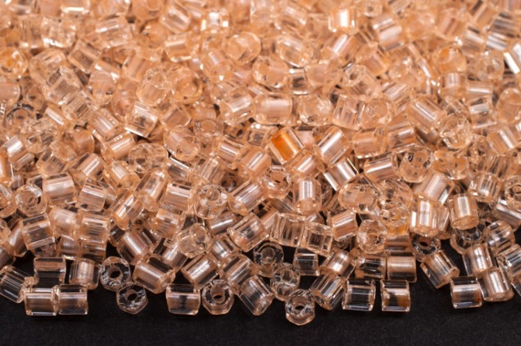 Бисер чешский PRECIOSA рубка 9/0 08192 персиковый, жемчужная линия внутри, 50г Бисер чешский PRECIOSA рубка 9/0 08192 персиковый, жемчужная линия внутри, 50г