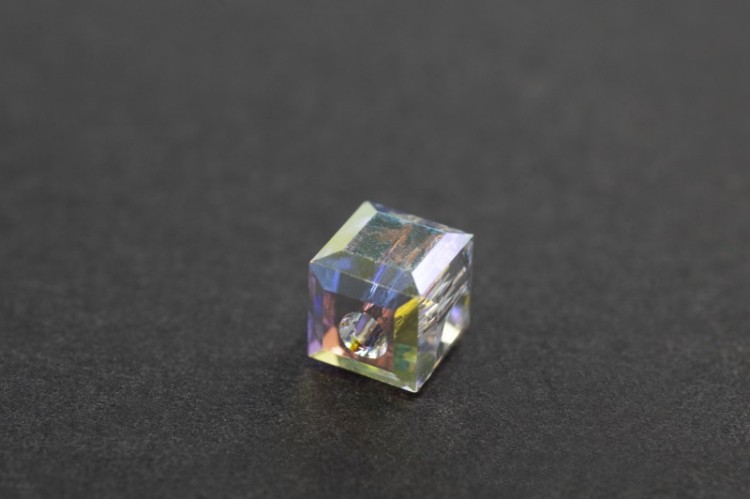 Бусина куб Swarovski 5601 #001 ABB 4мм Crysta Aurore Boreale B, 5601-4-001-241, 1шт Бусина куб Swarovski 5601 #001 ABB 4мм Crysta Aurore Boreale B, 5601-4-001-241, 1шт