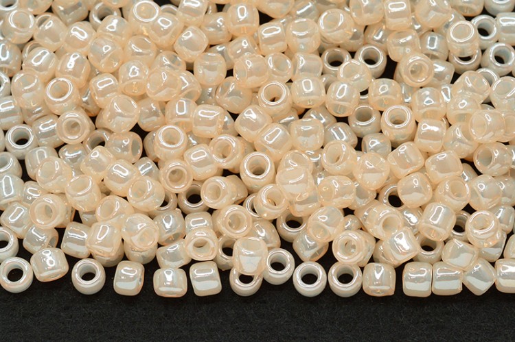 Бисер японский TOHO круглый 8/0 #0147 светлая слоновая кость, цейлон, 10 грамм Бисер японский TOHO круглый 8/0 #0147 светлая слоновая кость, цейлон, 10 грамм