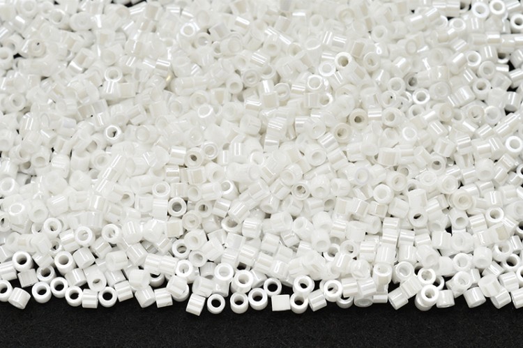 Бисер LinAng цилиндрический 1,6мм, #007 белый глянцевый, 5 грамм Бисер LinAng цилиндрический 1,6мм, #007 белый глянцевый, 5 грамм